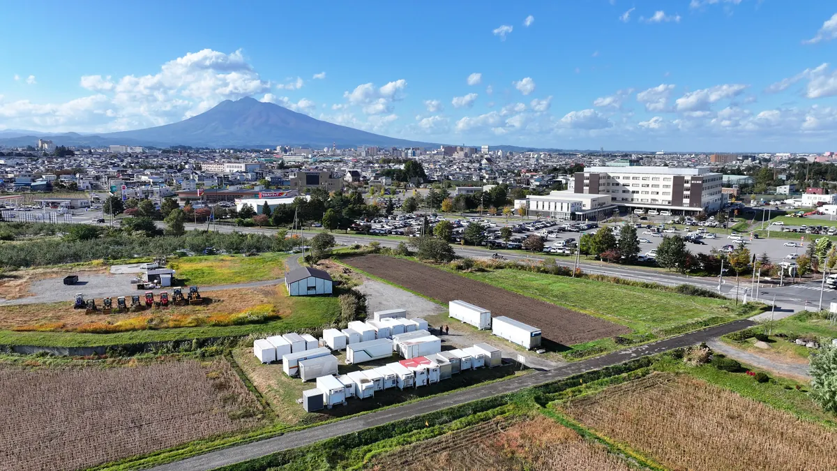 岩木山と弘前市街を望む小比内のサンピナイスポット空撮(2026年10月)